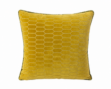 Sierkussen 45 x 45 cm – Okergeel met Hexagon Patroon – Gemaakt in Nederland