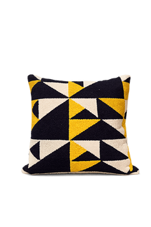Sierkussen 45 x 45 cm – Geometrisch Design in Zwart, Crème en Okergeel – Gemaakt in Nederland