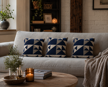 Sierkussen 45 x 45 cm – Geometrisch Design in Donkerblauw, Crème en Taupe – Gemaakt in Nederland