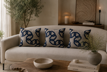 Sierkussen met Lichtgrijs met Donkerblauw Reliëf – 40 x 40 cm – Gemaakt in Nederland