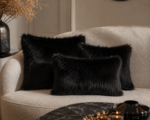Sierkussen Faux Fur Black 40x60 cm – Luxe Zwart Sierkussen – Hotel Chique Woonaccessoire
