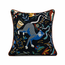 Exclusief Geborduurd Jungle Sierkussen 50 x 50 cm – Donkerblauw – Gemaakt in Nederland
