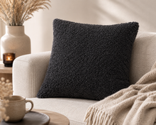 Sierkussen Bouclé Charcoal – Donker Antraciet – 45 × 45 cm – Hotel Chique Woonaccessoire
