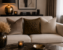 Sierkussen Serengeti Bronze 60x60 cm – Luxe Panterprint – Hotel Chique Woonaccessoire