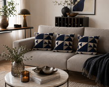 Sierkussen 45 x 45 cm – Geometrisch Design in Donkerblauw, Crème en Taupe – Gemaakt in Nederland