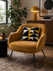 Sierkussen 45 x 45 cm – Geometrisch Design in Zwart, Crème en Okergeel – Gemaakt in Nederland
