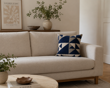 Sierkussen 45 x 45 cm – Geometrisch Design in Donkerblauw, Crème en Taupe – Gemaakt in Nederland