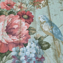 Fifth Avenue Designs Vintage Bloemenbehang met Vogels – Groen/Roze – Vliesbehang – 52 x 1000 cm – 5,2 m²