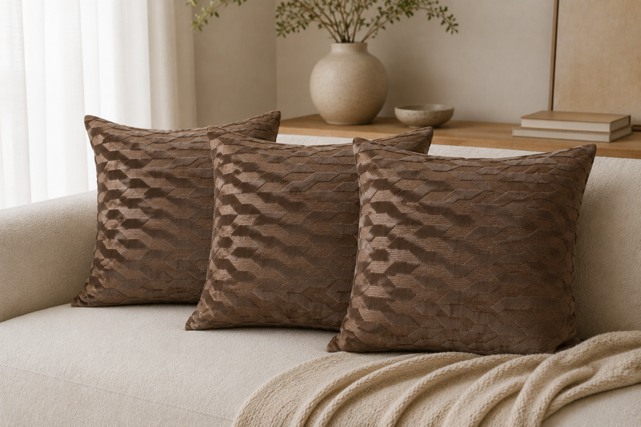 Luxe Taupe Velvet Sierkussen 45 x 45 cm met Geometrisch Reliëf Gemaakt in Nederland — Hotel Chique Woonaccessoire