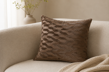 Luxe Taupe Velvet Sierkussen 45 x 45 cm met Geometrisch Reliëf Gemaakt in Nederland — Hotel Chique Woonaccessoire